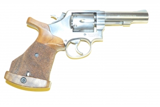 S&W K&L frame round but grips sport logo